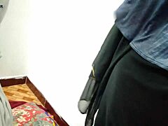 印度女佣在热辣的性爱视频中被她的老板操屁股