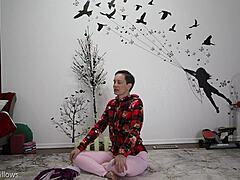 欧洲大屁股妈妈在瑜伽课上变得淘气