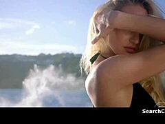 Candice Swanepoels在2015-2016年维多利亚秘密泳装盛宴中的诱人表演