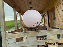 拥有天然乳房的熟女吸吮着巨大的气球,让它爆炸