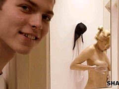 一个成熟的俄罗斯人在浴室用剃光的阴道诱惑一个变态的女人