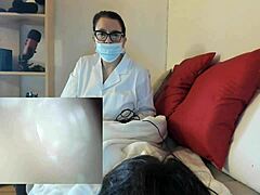 尼科莱塔医生对她的病人进行阴道检查和口交以纪念