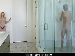 裸体巨乳熟女在热的色情视频中勾引前男友