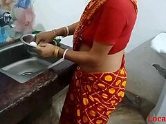 印度业余妻子在家庭自拍视频中展示她的技巧